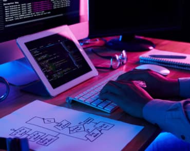 человек работающий за компьютером