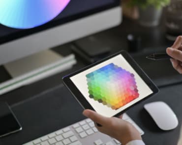 человек работающий на планшете